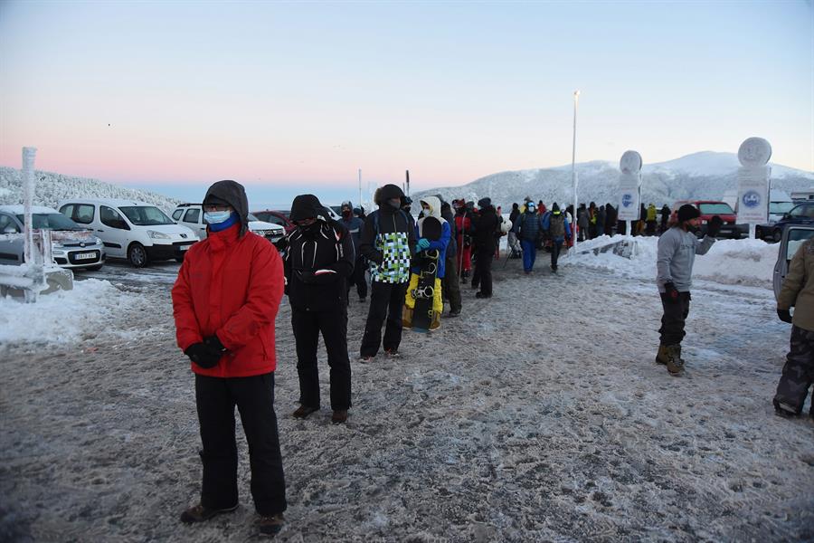Varias personas esperan para entrar en la estación de esquí, en Navacerrada, el 5 de enero.