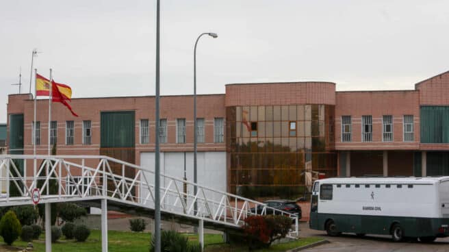 Un autobús de la Guardia Civil en las instalaciones de la prisión de Navalcarnero, en Madrid.