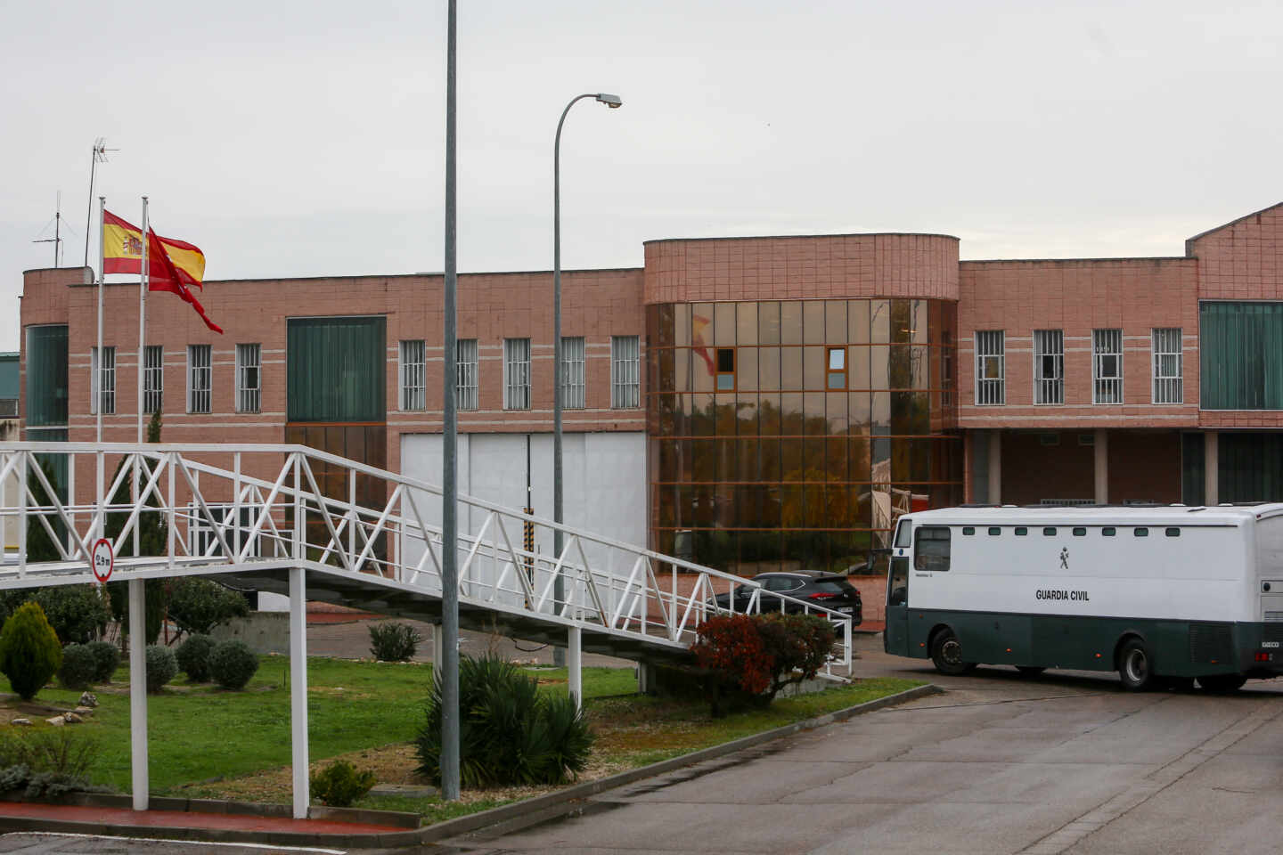 Un autobús de la Guardia Civil en las instalaciones de la prisión de Navalcarnero, en Madrid.