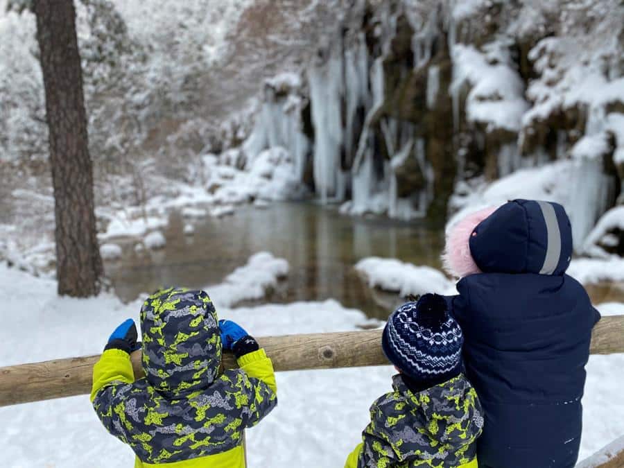 Varios niños observan el nacimiento del río Cuervo.