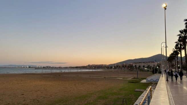 Paseo marítimo de Melilla con la montaña Marroquí al fondo.