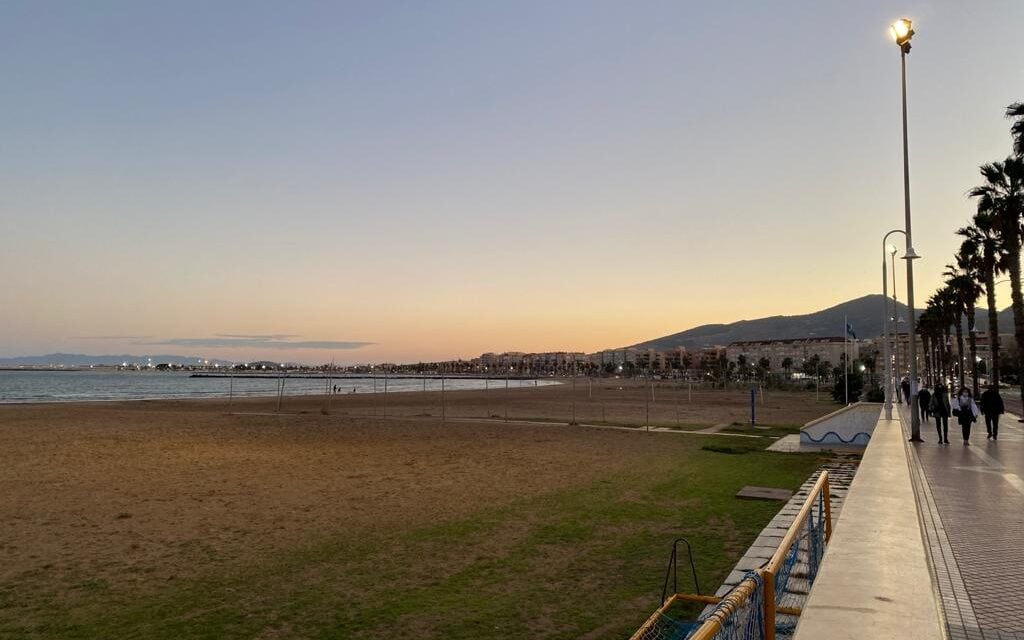 Paseo marítimo de Melilla con la montaña Marroquí al fondo.