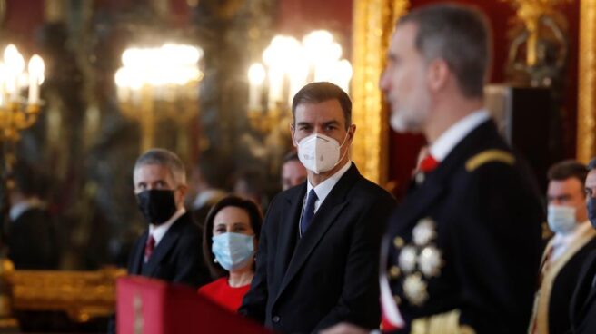 Pedro Sánchez atiende al discurso de Felipe VI durante la Pascua Militar.