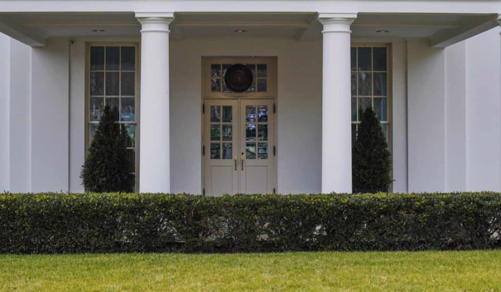 Se ve la entrada al Ala Oeste sin guardia de infantes de marina, lo que indica que el presidente estadounidense, Donald Trump, no se encuentra en el Despacho Oval.