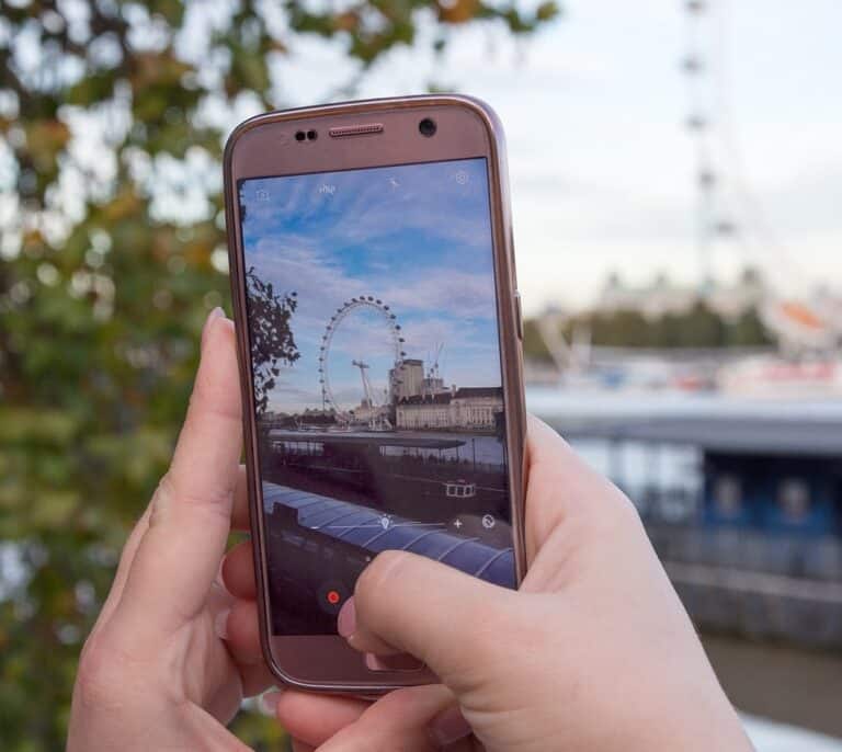 Las 'telecos' no cobrarán el 'roaming' a los turistas que viajen a Reino Unido