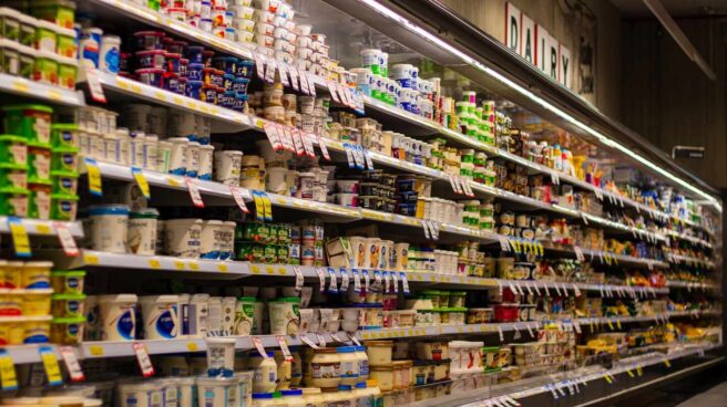 Yogures en el supermercado.