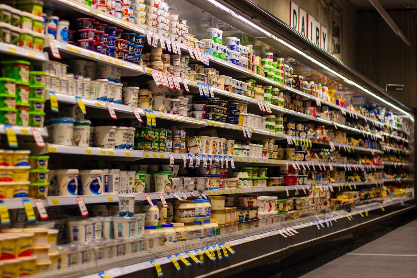 Yogures en el supermercado.