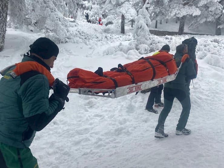 La Guardia Civil rescata a una mujer de 36 años tras chocar contra un árbol en Navacerrada.