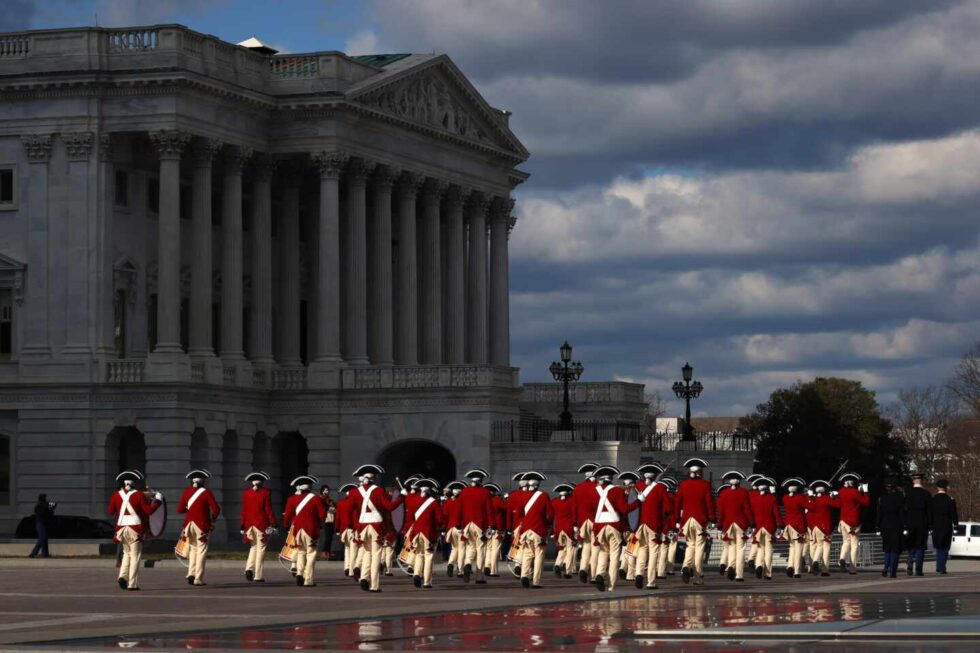 Tropas con trajes de época del siglo XVIII marchan por el frente este del Capitolio durante un ensayo de inauguración frente al Capitolio en Washington