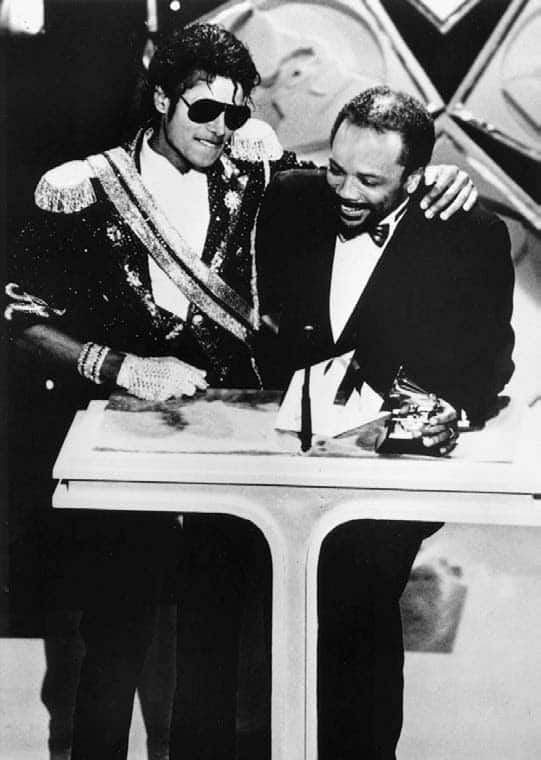 Quincy Jones recogiendo el Grammy con Michael Jackson por 'Thriller', el disco más vendido de la historia, en 1983.