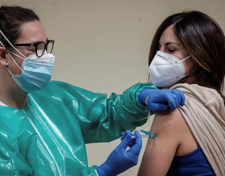 España pone 93.597 vacunas en un día y Madrid acelera el ritmo