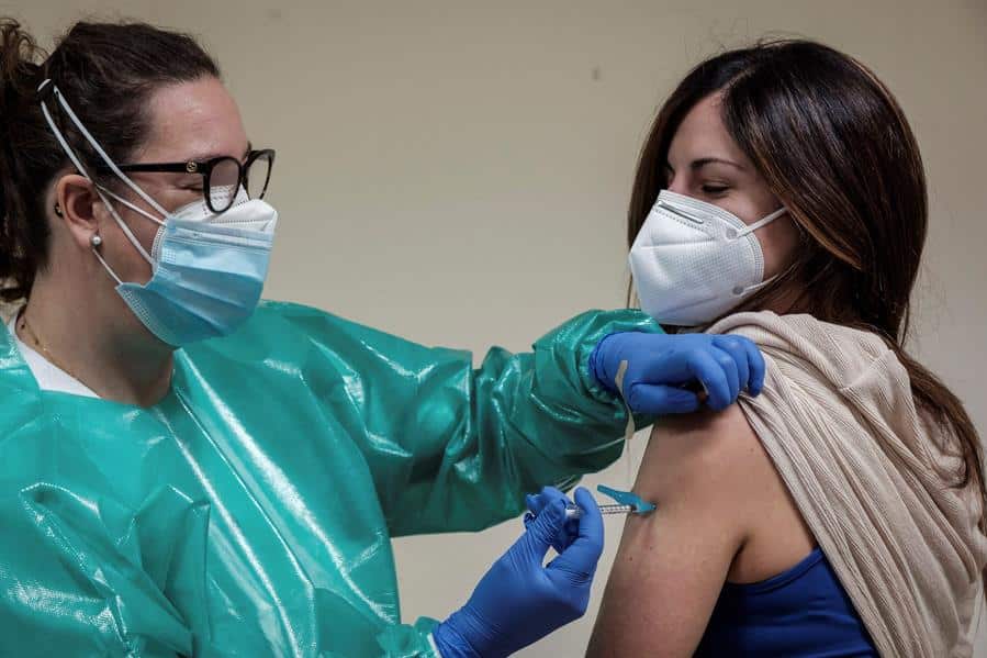 Una sanitaria recibe la vacuna contra el coronavirus en Baleares.