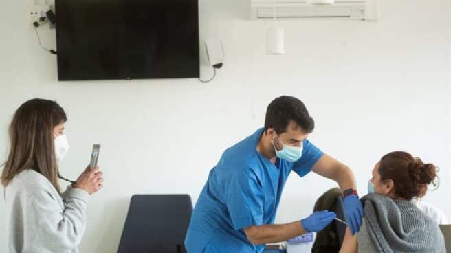Vacuna contra el coronavirus en un centro de atención primaria de Barcelona.