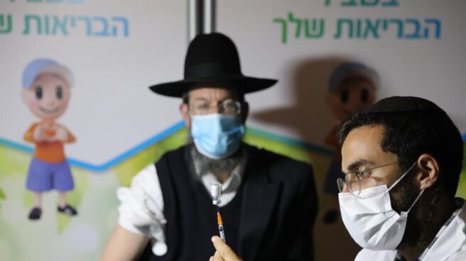 Un ciudadano ultraortodoxo recibe la vacuna contra el coronavirus en Israel.