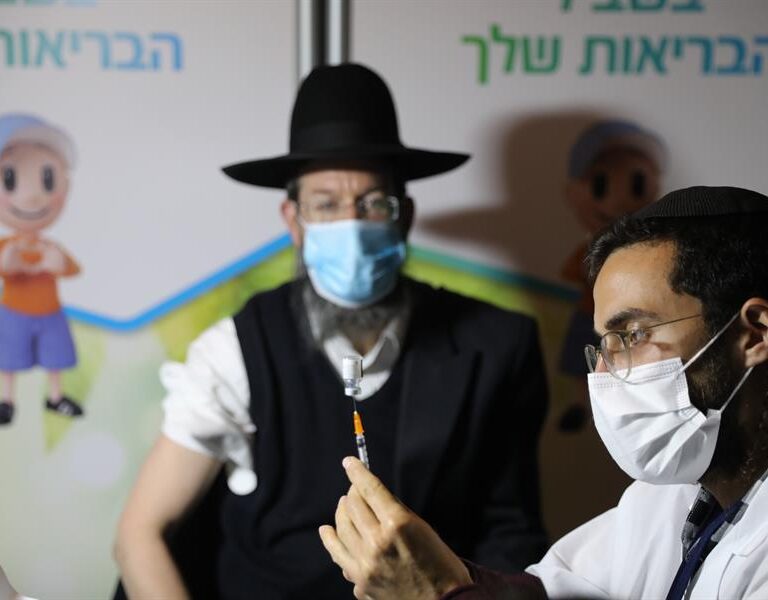 Israel marca el camino: los ya vacunados no tendrán que guardar cuarentenas ni confinamientos