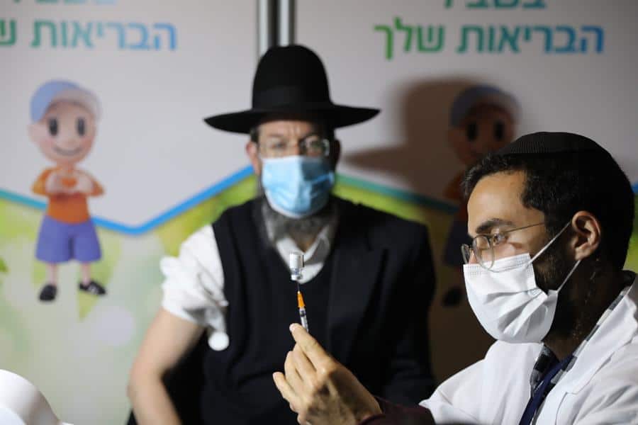 Un ciudadano ultraortodoxo recibe la vacuna contra el coronavirus en Israel.