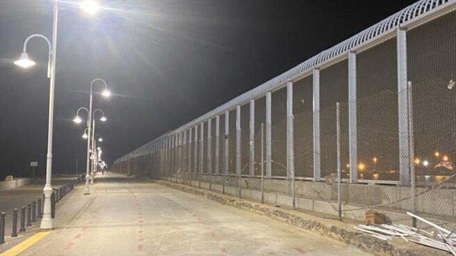 Frontera de Melilla con Marruecos a la altura del dique sur.