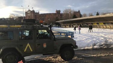 Aplausos a la UME en Ventas tras acabar la limpieza en Madrid