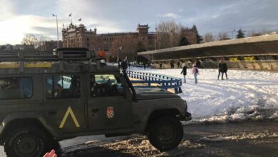 Aplausos a la UME en Ventas tras acabar la limpieza en Madrid