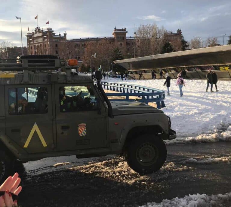Aplausos a la UME en Ventas tras acabar la limpieza en Madrid