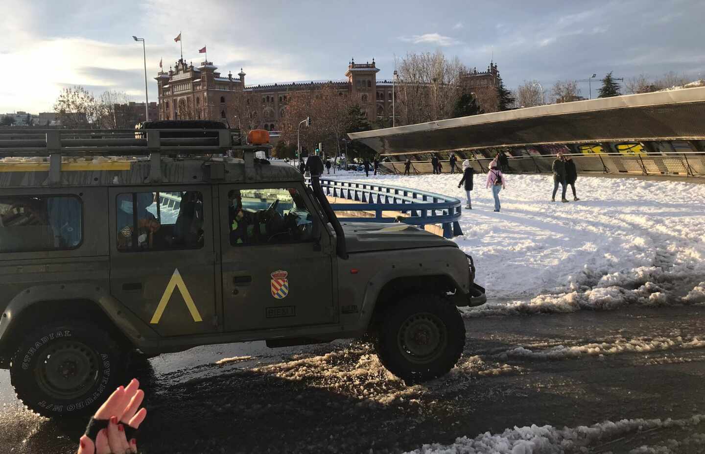 Aplausos a la UME en Ventas tras acabar la limpieza en Madrid