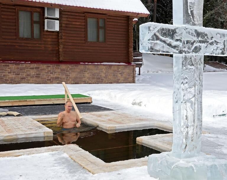 El baño en una poza de agua gélida de Vladimir Putin