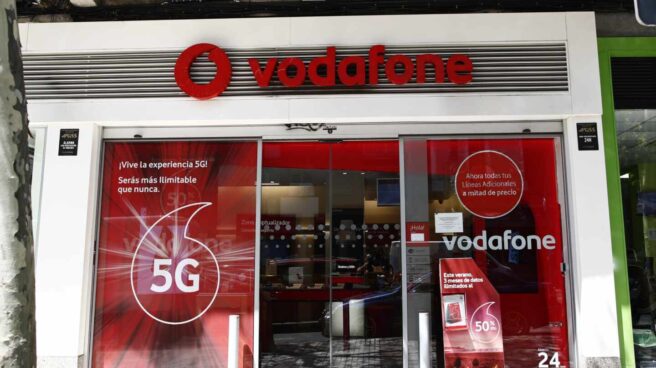 Una tienda de Vodafone, que ha realizado un ERE para 515 personas Un escaparate de una tienda de Vodafone en una céntrica calle de Madrid
