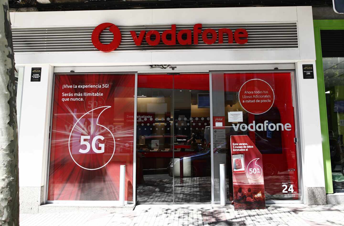 Un escaparate de una tienda de Vodafone en una céntrica calle de Madrid