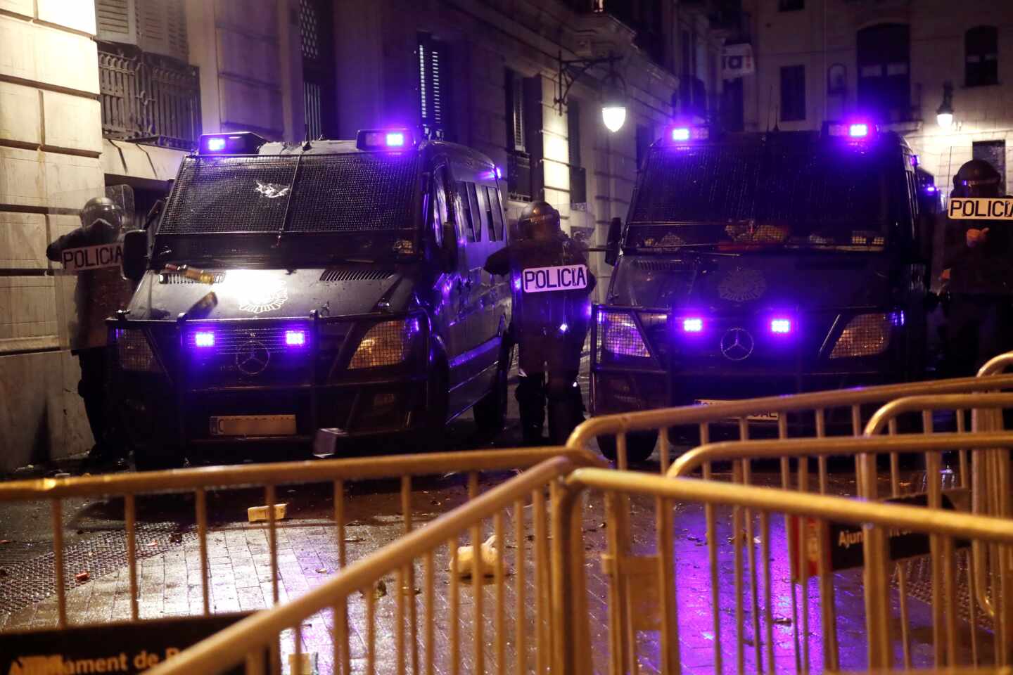 Agentes de la Policía Nacional durante una manifestación por la libertad de Pablo Hasel.