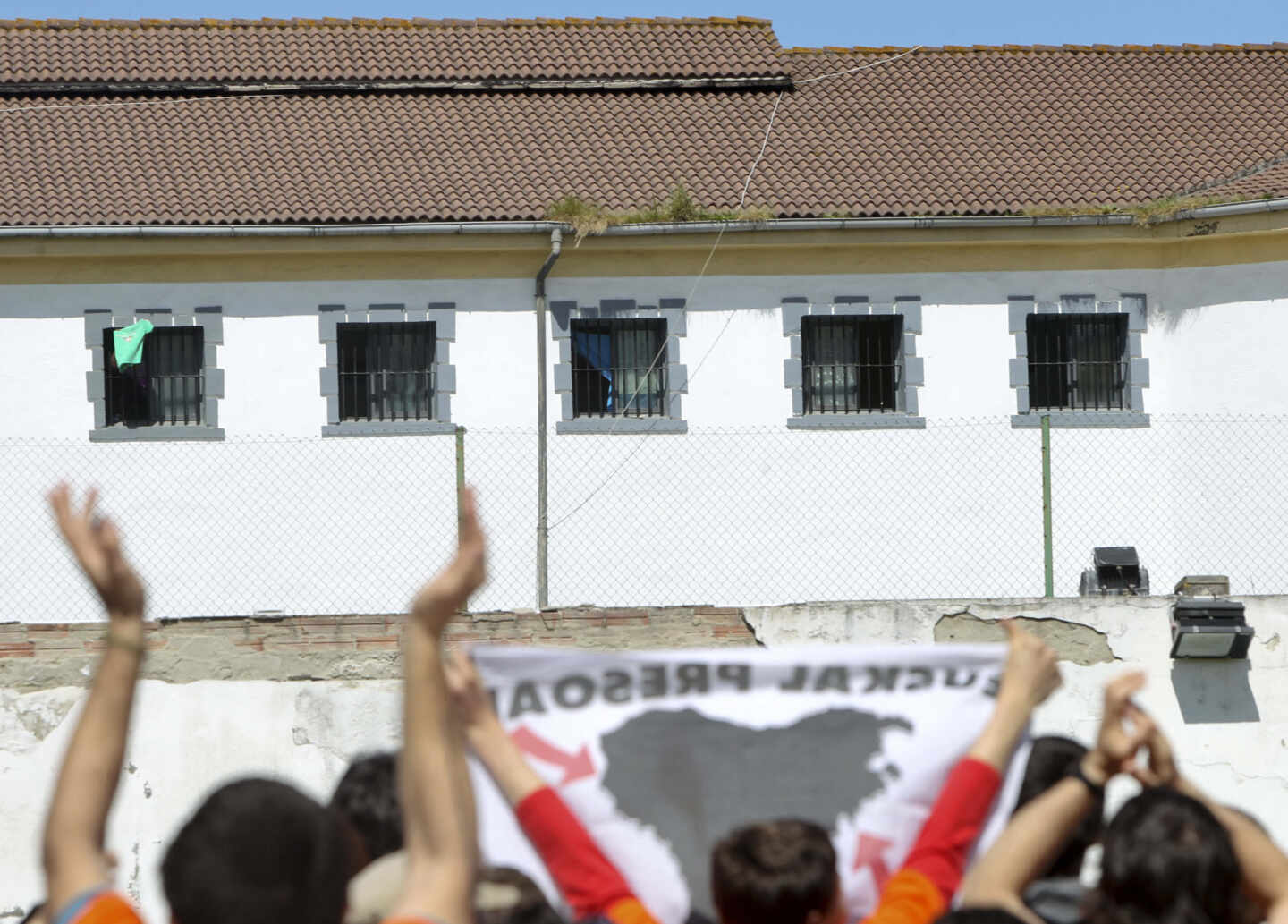 La mayoría de los 700 funcionarios de prisiones estudia pedir el traslado fuera de Euskadi