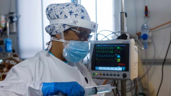 Más de 7.400 nuevos contagios en Cataluña, donde ya hay 610 hospitalizados Personal sanitario del Hospital Parc Taulí de Sabadell (Barcelona) trabaja en la UCI para enfermos de coronavirus.