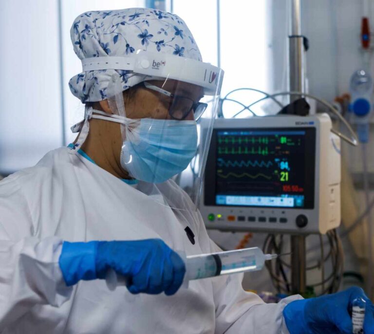 Sanidad registra 17.853 nuevos casos y 513 muertes más mientras la incidencia baja a 540