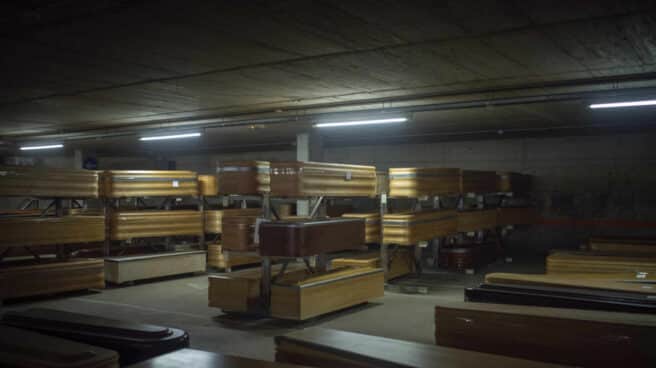 Ataúdes apilados en una morgue en Cataluña, fotografía de 'Santi Palacios'