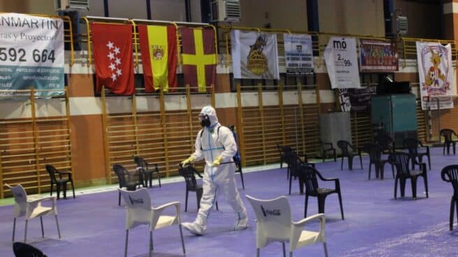 Personal de la unidad de transmisiones de la Misión Baluarte desinfecta, este lunes, el polideportivo de Navalcarnero en Madrid