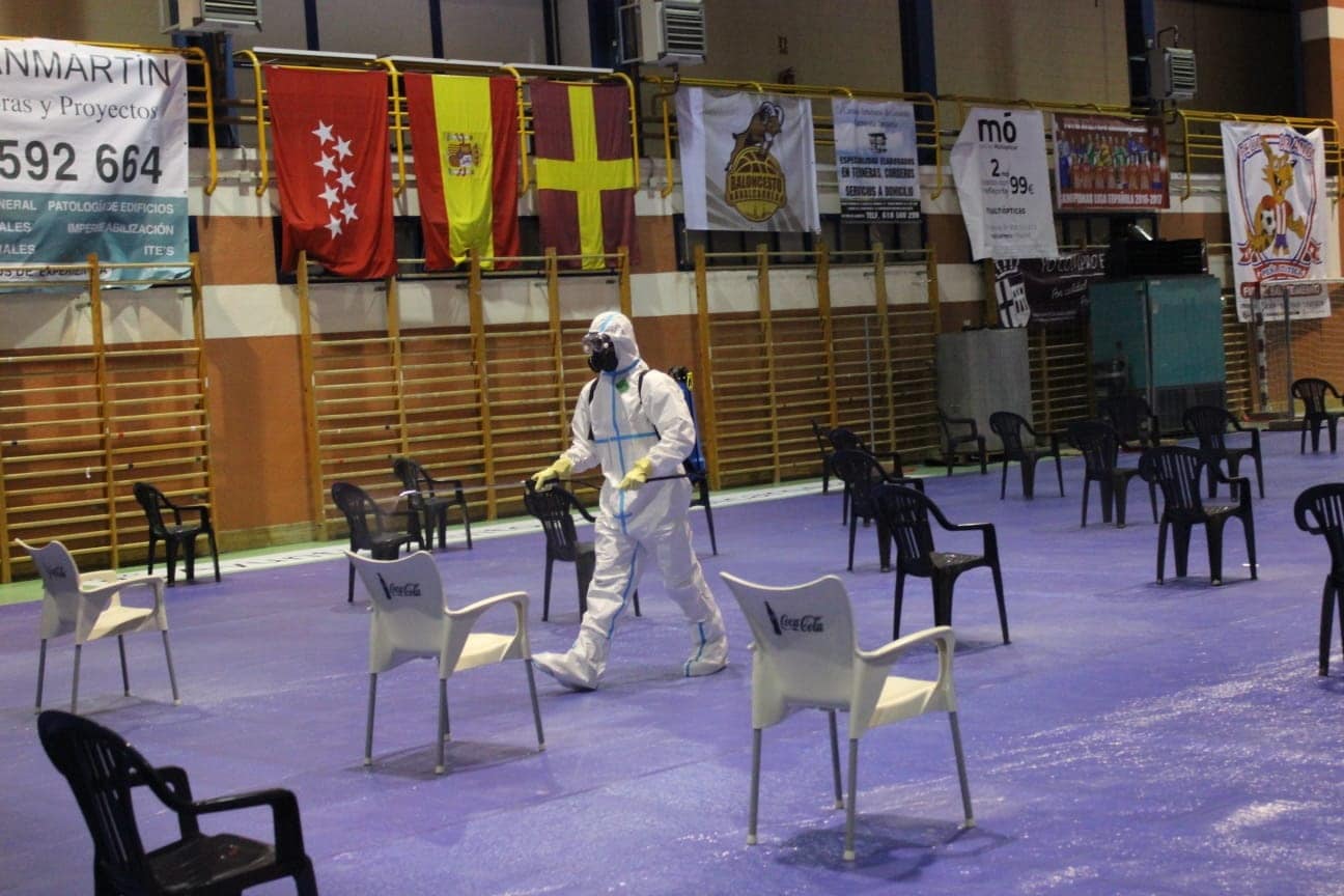 Personal de la unidad de transmisiones de la Misión Baluarte desinfecta, este lunes, el polideportivo de Navalcarnero en Madrid