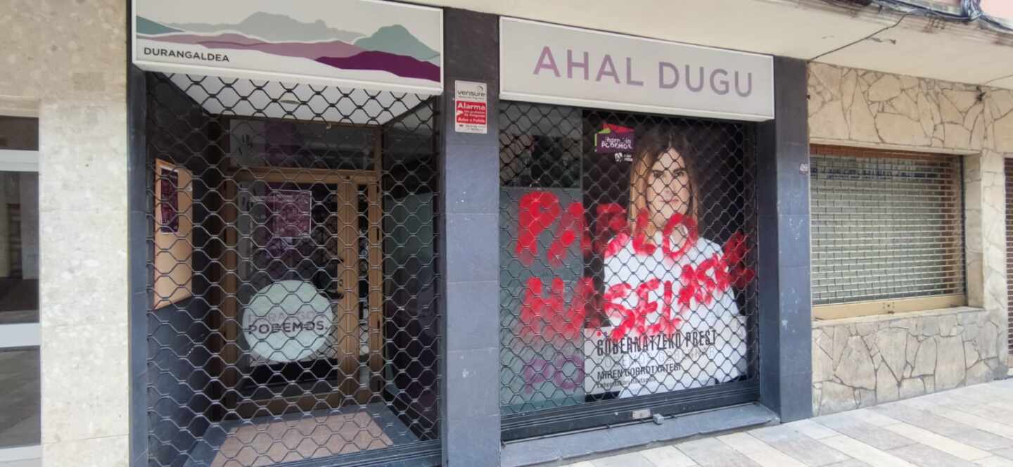 Pintada aparecida el miércoles en la sede de Podemos en Durango.