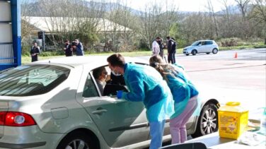 'Vacunautos' en Euskadi, vacunas para los mayores de 100 años sin bajar del coche