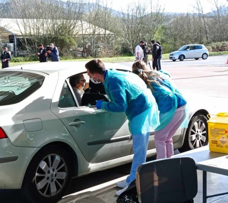 'Vacunautos' en Euskadi, vacunas para los mayores de 100 años sin bajar del coche