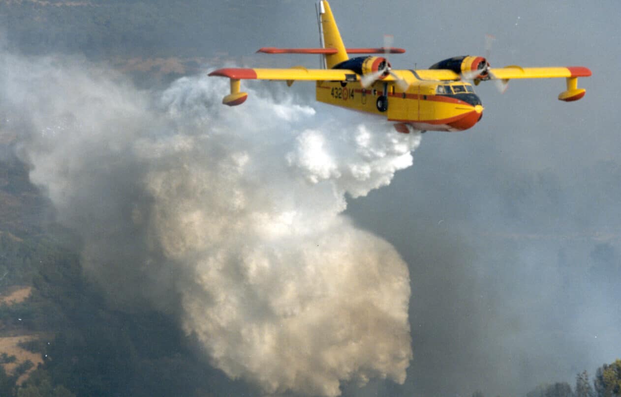 Avión CANADAIR haciendo una descarga en un incendio