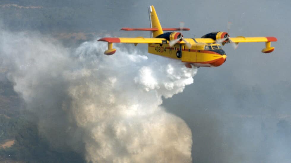 Avión CANADAIR haciendo una descarga en un incendio
