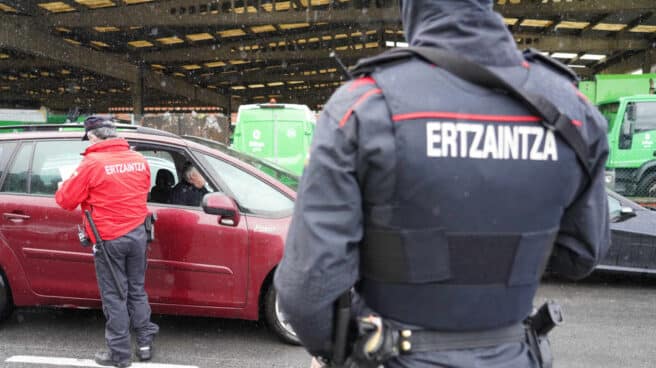 Dos agentes de la Ertzaintza en un control policial