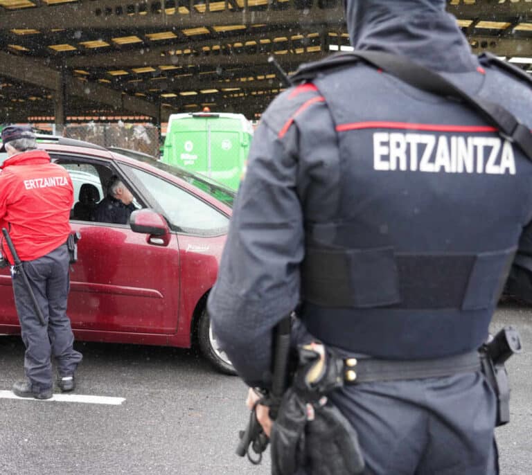 La Ertzaintza detiene a una mujer que planeaba asesinar a sus hijos y luego suicidarse