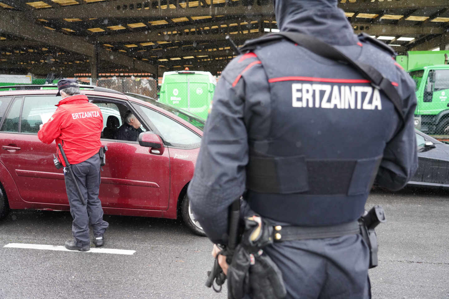 Dos agentes de la Ertzaintza en un control policial