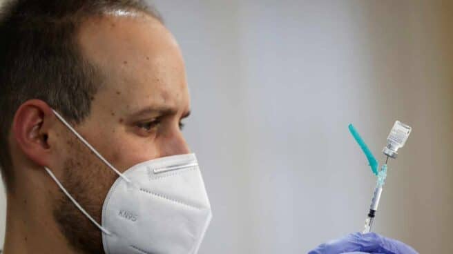 Un sanitario prepara una vacuna. Un sanitario prepara una vacuna.