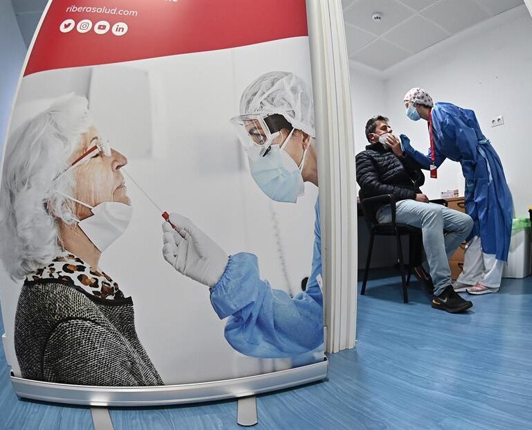 Sanidad registra 20.849 casos y 535 muertes desde el viernes y la incidencia cae a 252
