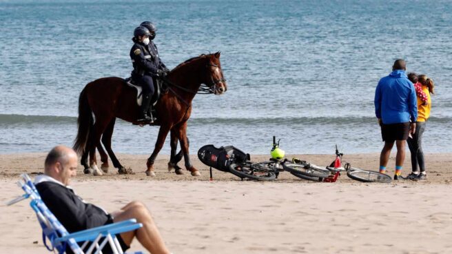 Control policial en la playa de la Malvarrosa (Valencia).