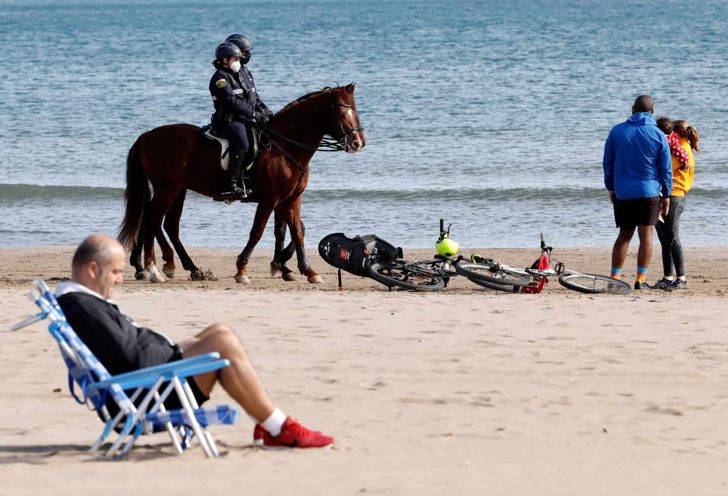 Control policial en la playa de la Malvarrosa (Valencia).