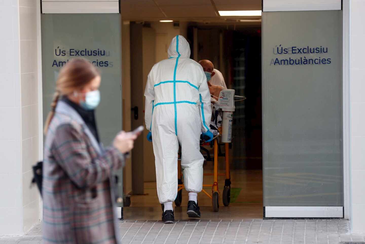 Un sanitario traslada a un enfermo en el Hospital Clínico de Valencia.