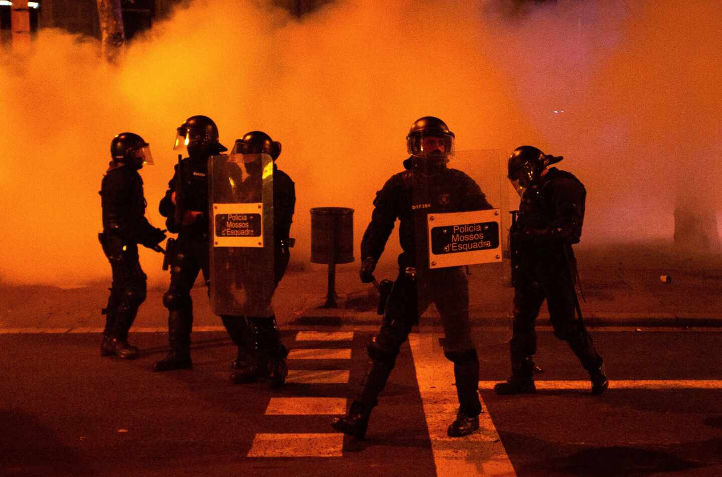 Efectivos policiales en las protestas por la detención de Pablo Hasél en Barcelona.