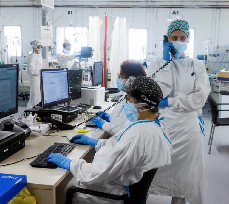 Sanidad registra 11.435 casos y 397 muertes, y la incidencia baja de 300